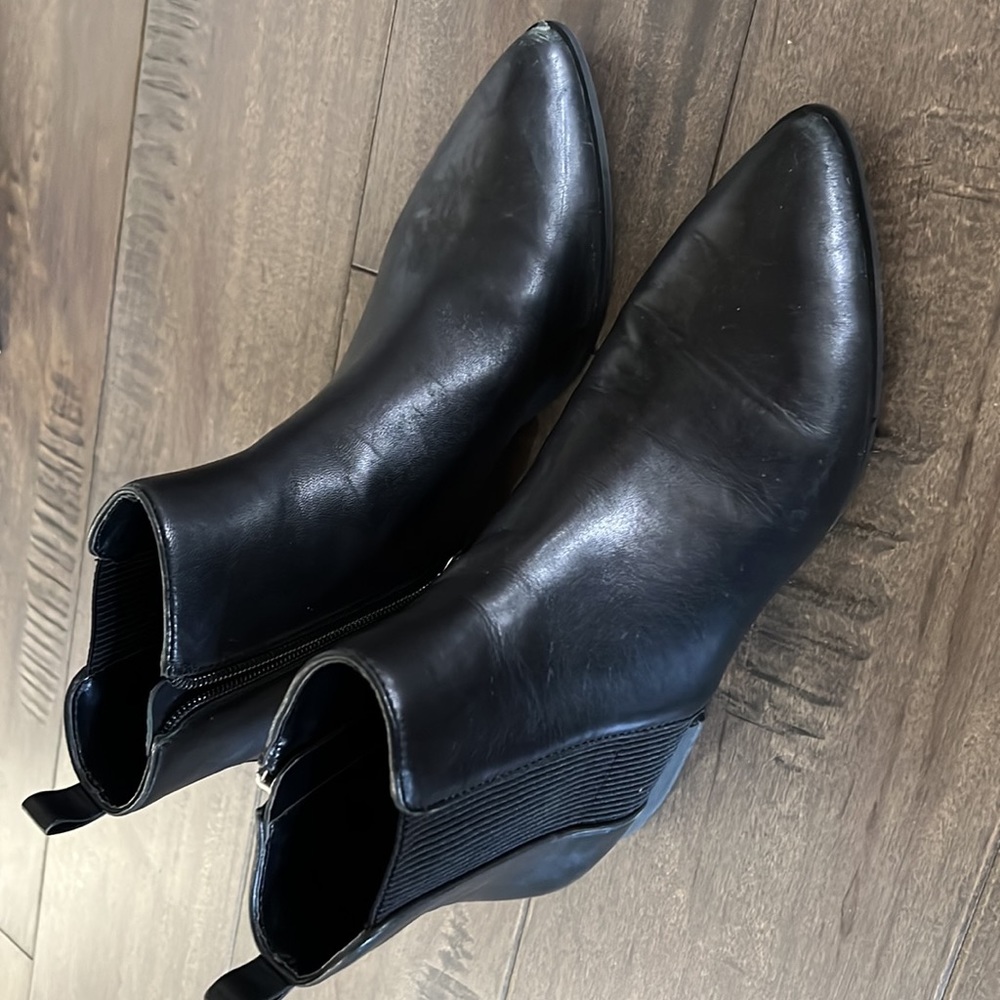 DKNY Chelsea boot in black - great condition